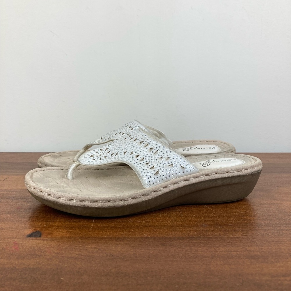 Mountain Sole Bling Wedge Thong Sandals White Women's Size 8 (Approx) Leather.